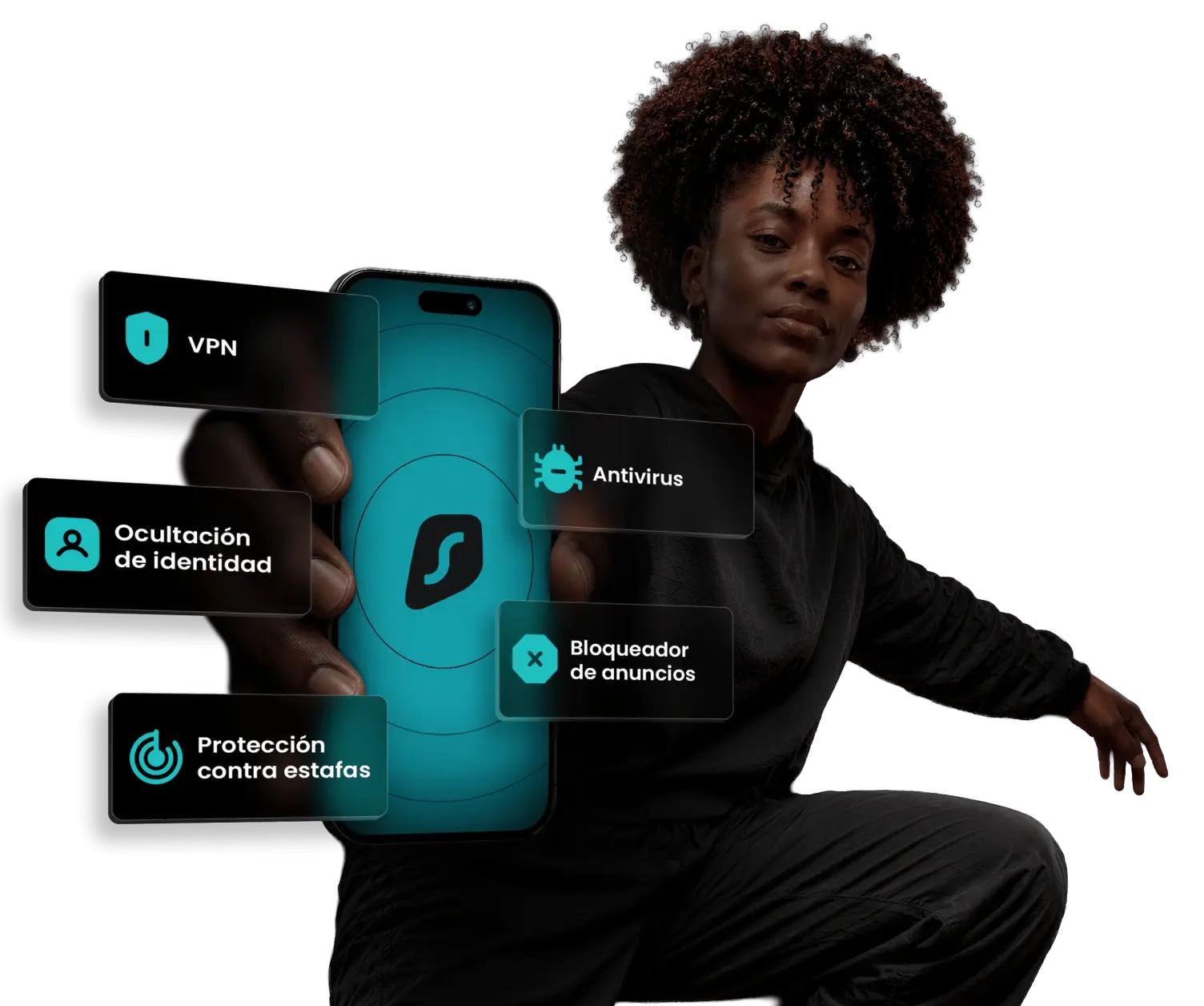 Una mano sostiene un smartphone con la aplicación de Surfshark abierta y la interfaz de la aplicación en segundo plano.