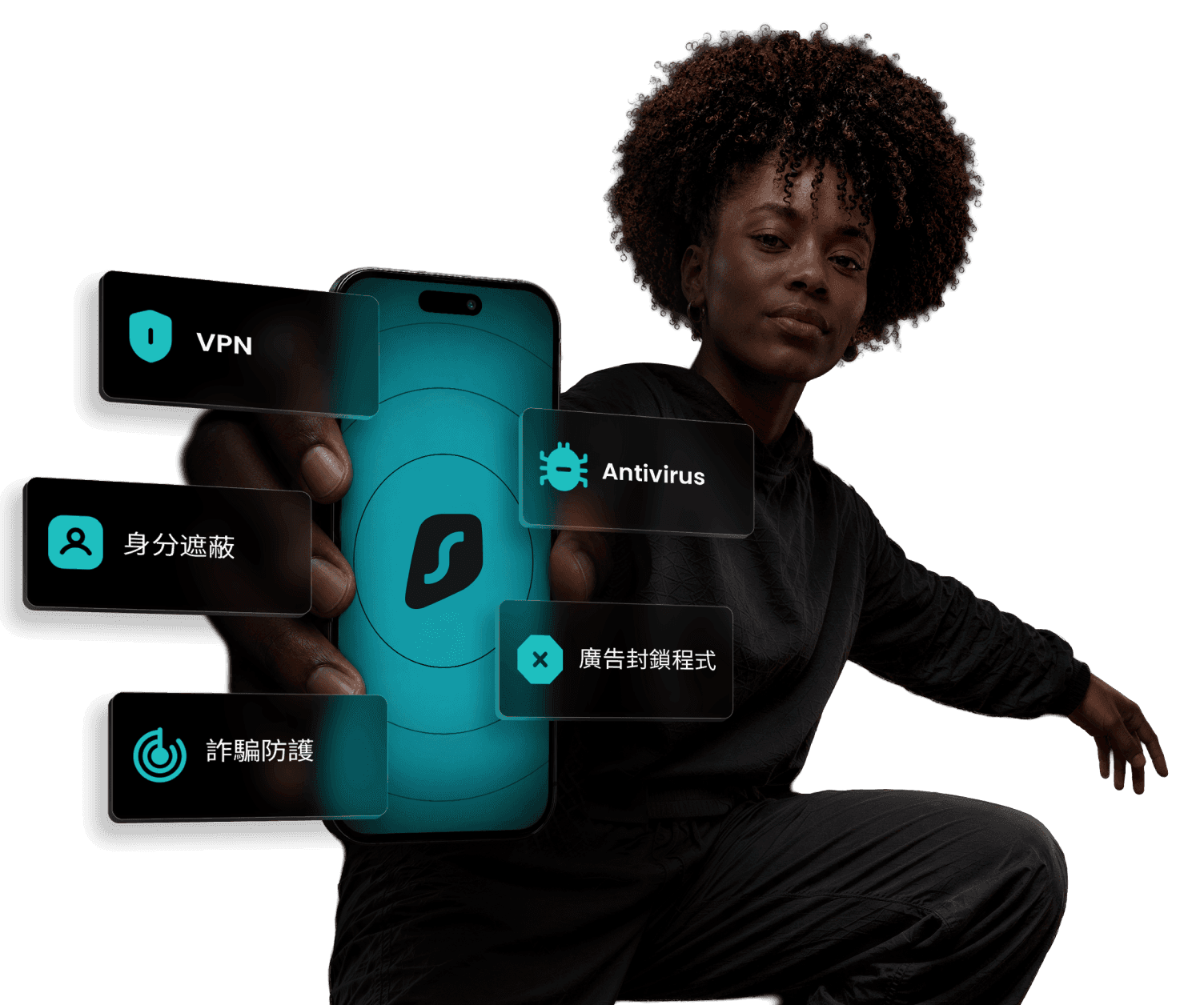 一隻手握著智慧型手機,螢幕上顯示已開啟的 Surfshark 應用程式,背景呈現該應用程式的介面。