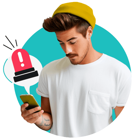一個頭戴黃色毛帽的男人手持一部電話。他的電話上有一個帶有紅色警示燈的對話框。
