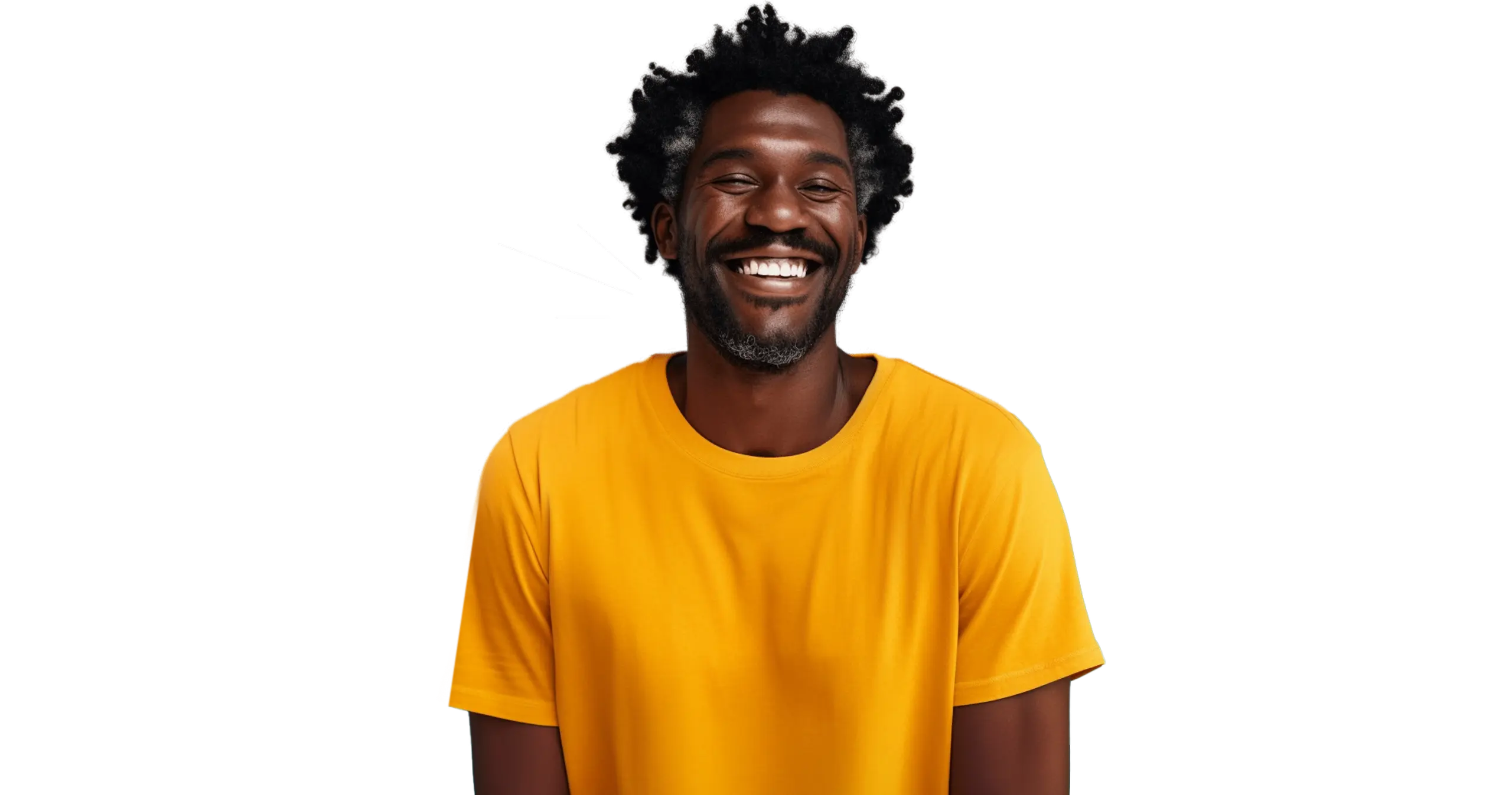 Un hombre sonriente con una camiseta amarilla.