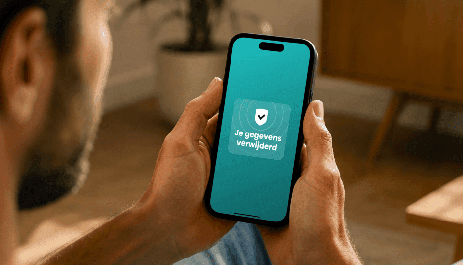 Persoon die een smartphone vasthoudt met een melding met een schildpictogram en de tekst Je gegevens zijn verwijderd.